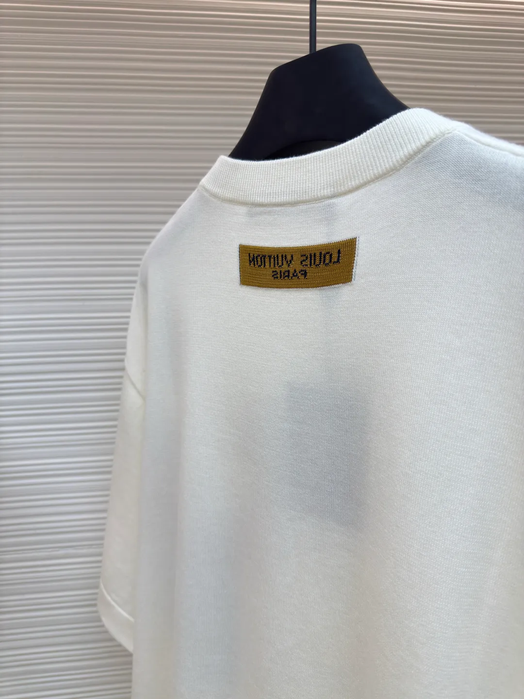 LOUIS VUITTON woolen childlike paper airplane wool short sleeves ●Authentic product: purchased and developed by 7249 ●Item number: 1680219-A55 ●Fabric: wool fabric ●Technology: woolen jacquard ●Version: fitted version ●Weight: about 300 grams ●Size: It feels soft to the touch and does not irritate the skin. It uses the most advanced deodorizing aromatherapy and soft special washing methods to make the garments smooth and odor-free. Four quality inspections are used to produce the perfect product. The overall wiring is straight and delicate, the fabric is comfortable and soft, and the color is consistent without color difference. It can be matched with the same style to create a fashionable look and control various occasions. Customized accessories, complete three standards, same style for men and women!